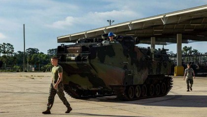 美国海军陆战队换装新型ACV 8x8战斗车，淘汰旧AAV两栖车辆。