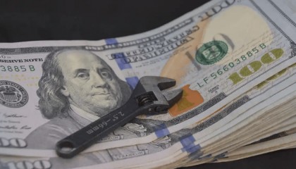 美国突然想要妥协？日本减持美债，关键时刻，人民币捷报刷屏全网