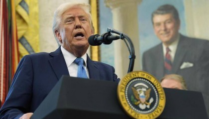 极目锐评丨特朗普为特朗普币站台，真是“既当官又发财”