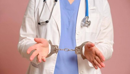 女护士获刑被开除，被羁押后医院仍为她缴养老保险等共计14万元 一审判返还11万元