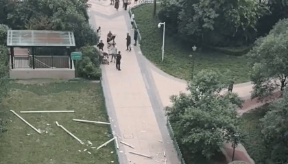 西安通报“水管高空坠落砸中婴儿车”：疑因大风吹落导致，受伤婴儿仍在救治中