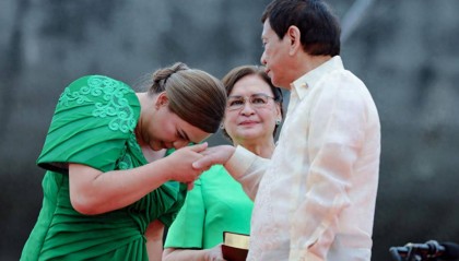 老杜在狱中告诉莎拉，三年后他将不惜代价，扶莎拉坐上总统宝座！