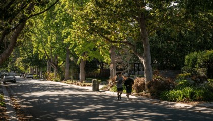 买下11栋房子，私下收学生隐蔽办学？扎克伯格遭邻居质疑，引来政府调查