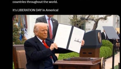 “不论特朗普加多少税，中国地位不可撼动，他用的笔可能还是中国制造”