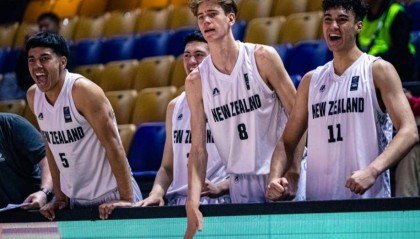 U16男篮亚洲杯：苏拉绝杀新西兰拒日本18分逆转1.63米越圭司24+3