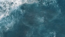 关税战、稳定币和再全球化｜《财经》社评