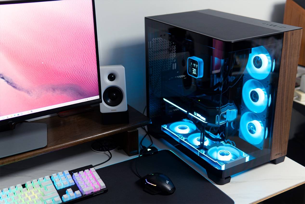 大视野海景房，安钛克C8 Curve Wood+索泰GeForce RTX 5070 Ti AMP EXTREME INFINITY装机