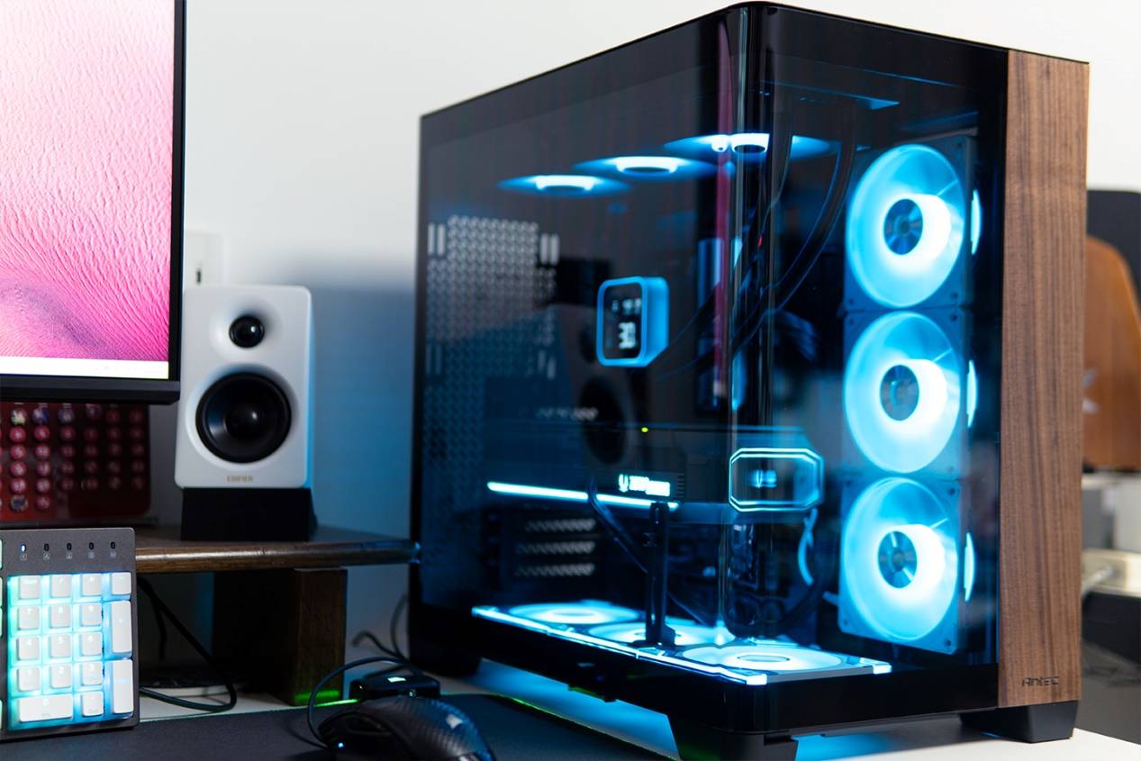 大视野海景房，安钛克C8 Curve Wood+索泰GeForce RTX 5070 Ti AMP EXTREME INFINITY装机