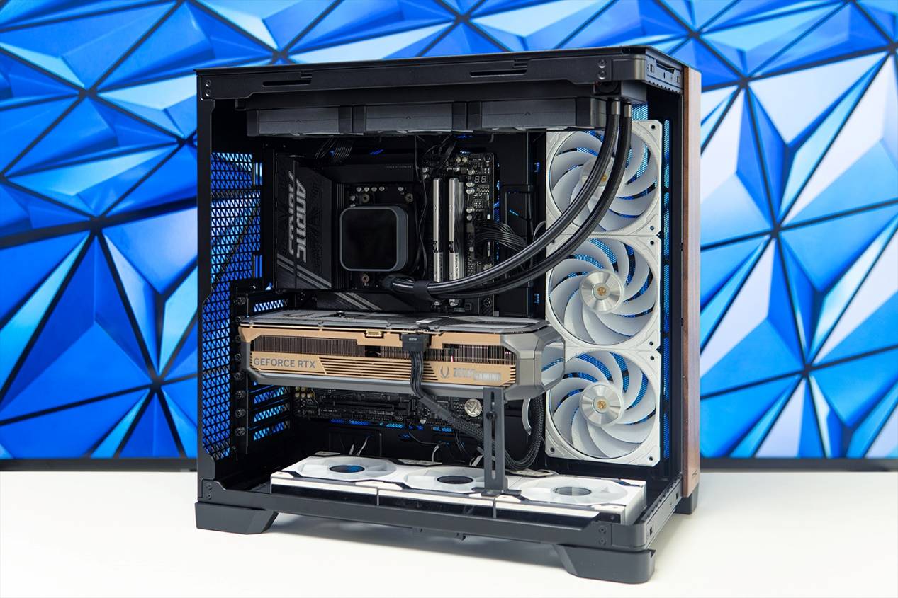 大视野海景房，安钛克C8 Curve Wood+索泰GeForce RTX 5070 Ti AMP EXTREME INFINITY装机