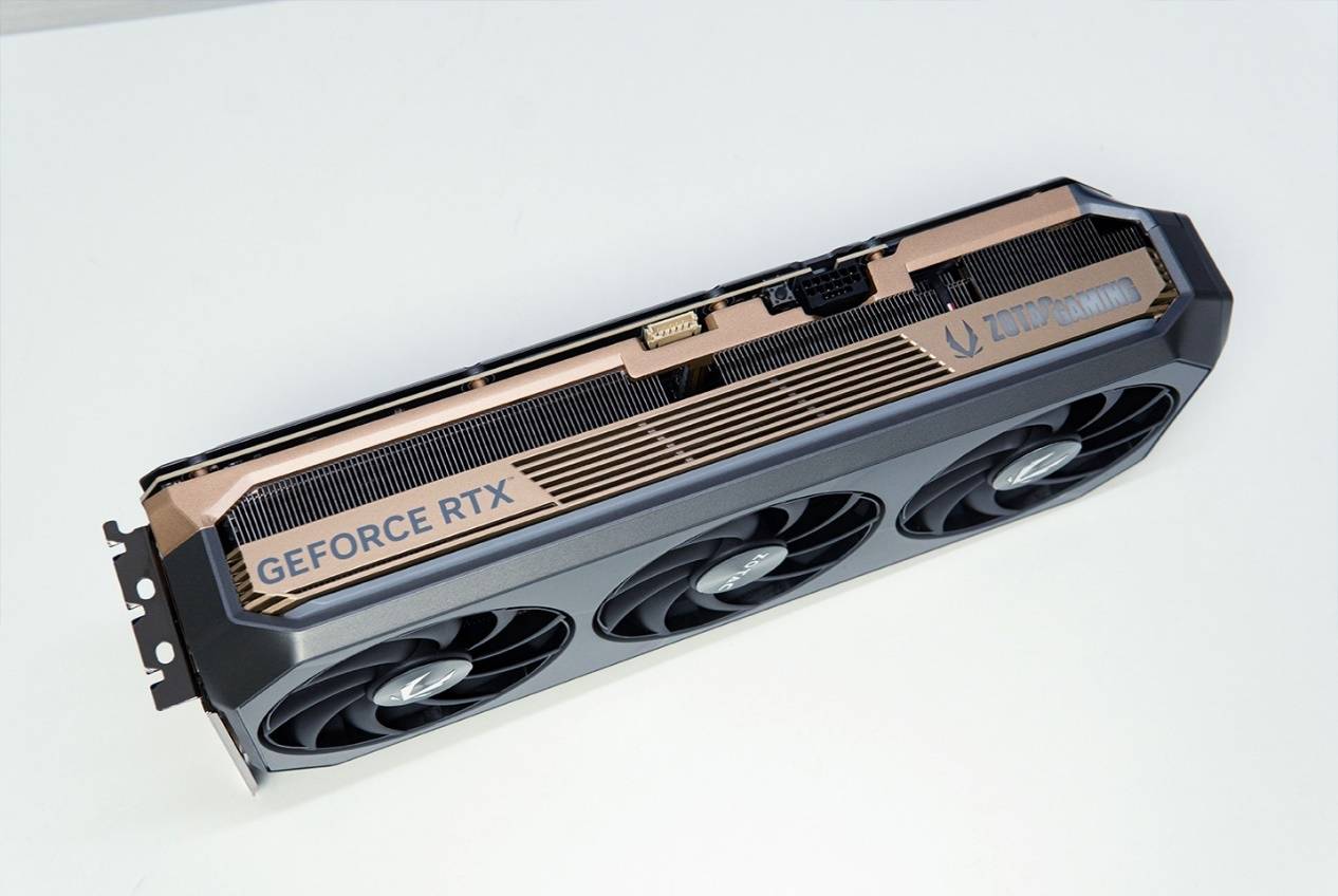 大视野海景房，安钛克C8 Curve Wood+索泰GeForce RTX 5070 Ti AMP EXTREME INFINITY装机