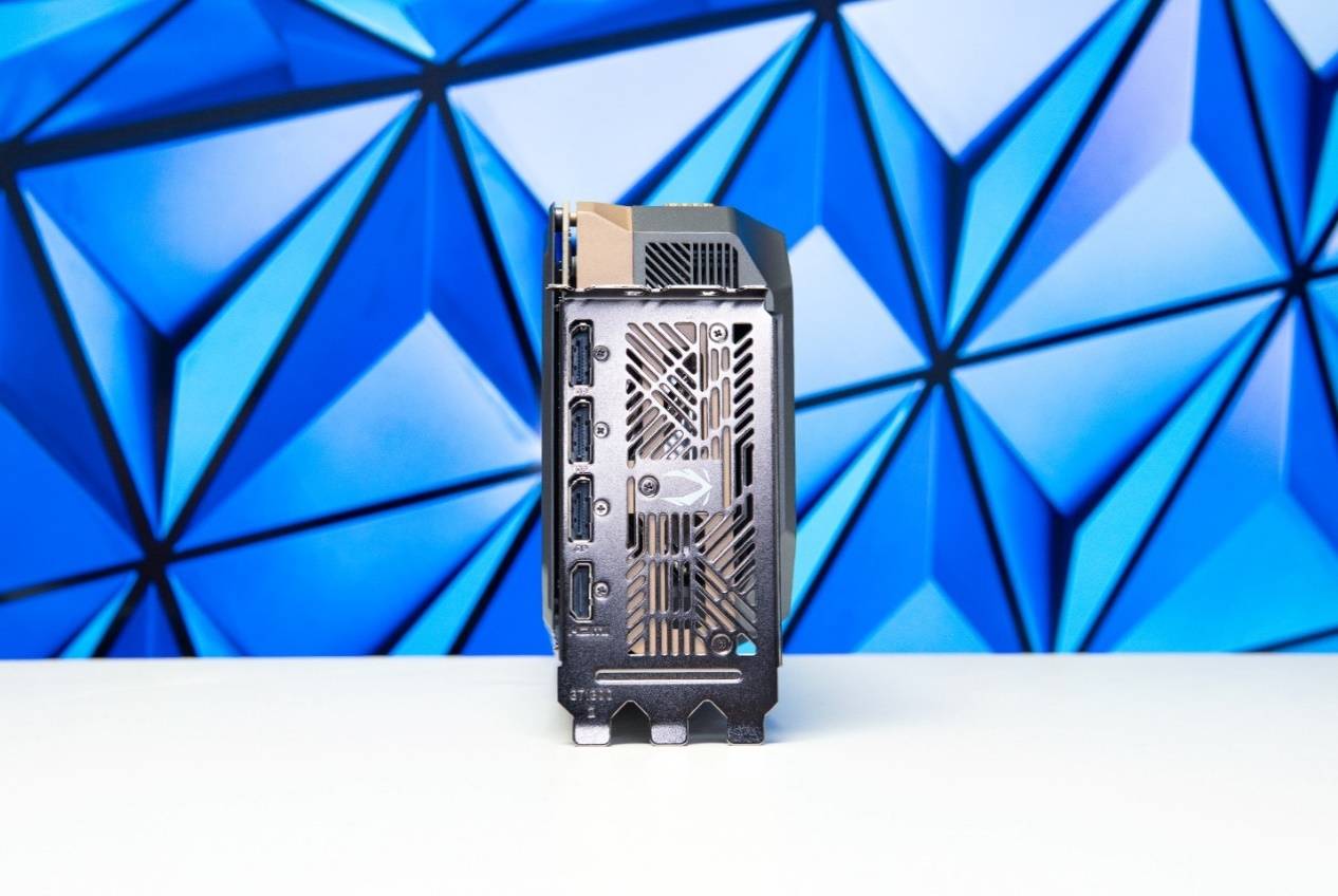大视野海景房，安钛克C8 Curve Wood+索泰GeForce RTX 5070 Ti AMP EXTREME INFINITY装机