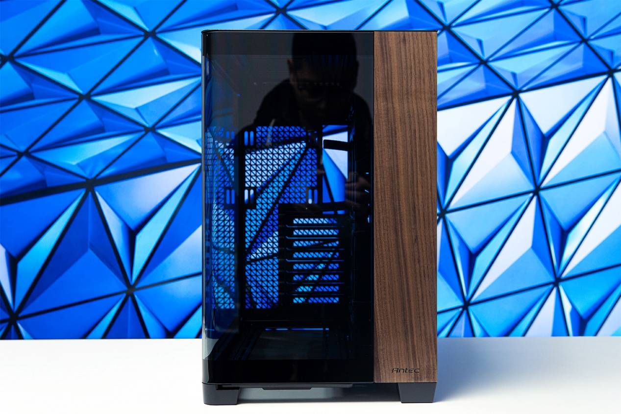 大视野海景房，安钛克C8 Curve Wood+索泰GeForce RTX 5070 Ti AMP EXTREME INFINITY装机