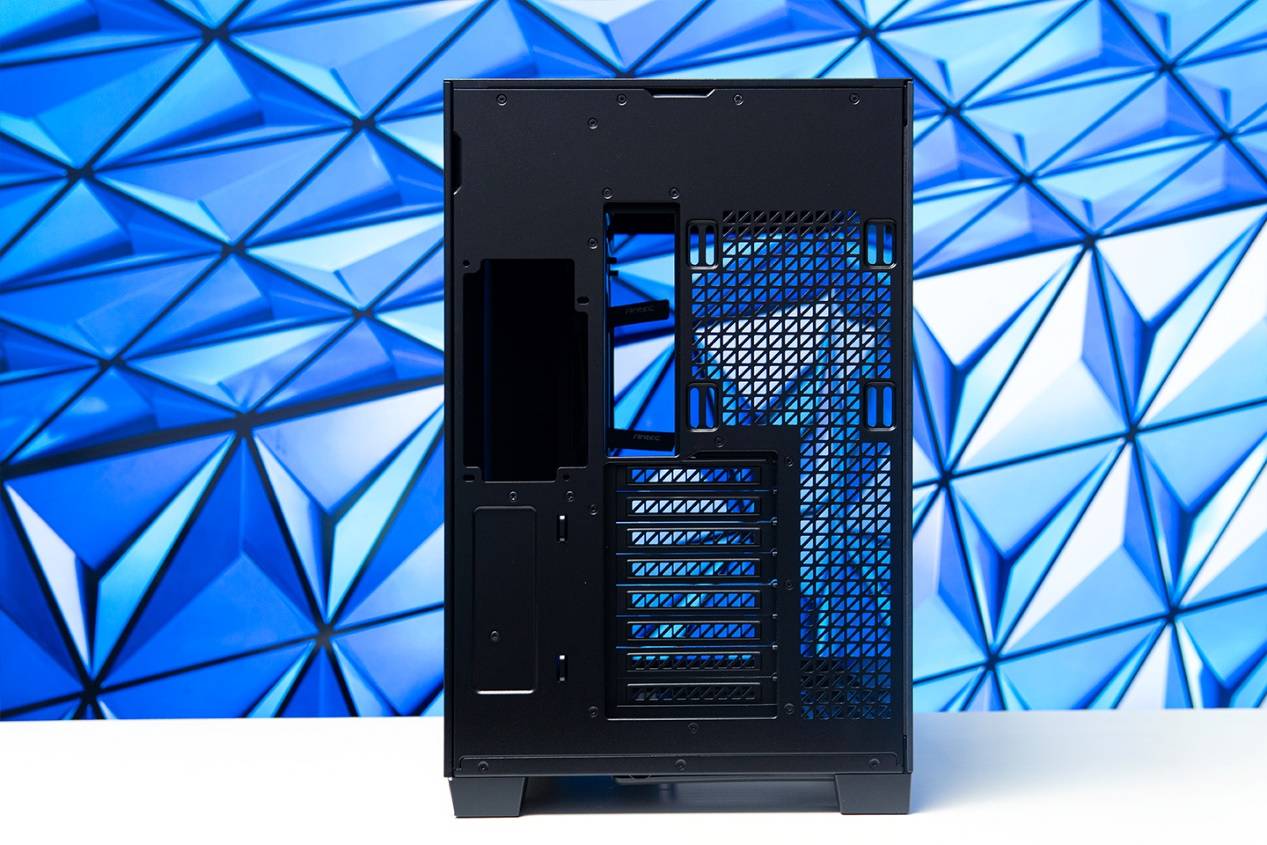 大视野海景房，安钛克C8 Curve Wood+索泰GeForce RTX 5070 Ti AMP EXTREME INFINITY装机
