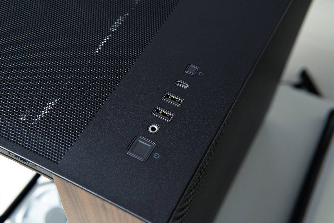 大视野海景房，安钛克C8 Curve Wood+索泰GeForce RTX 5070 Ti AMP EXTREME INFINITY装机