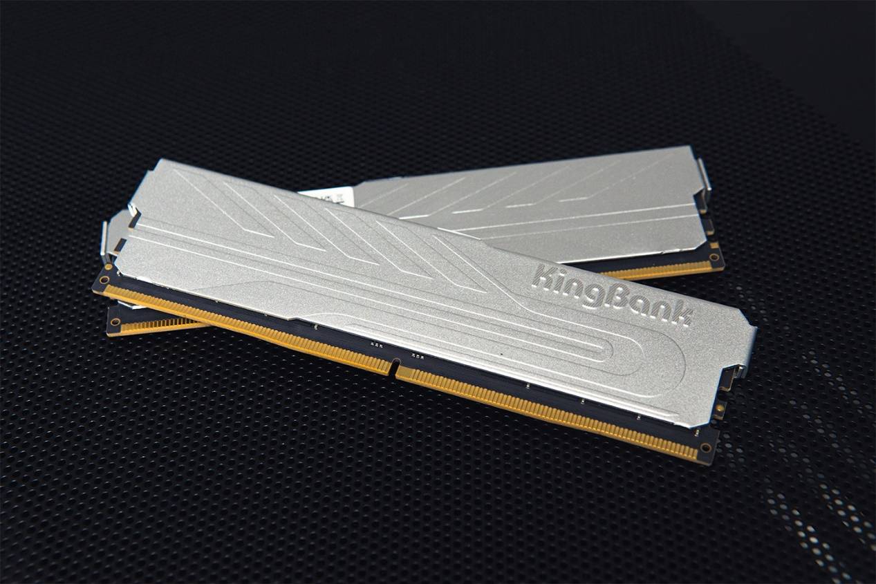 大视野海景房，安钛克C8 Curve Wood+索泰GeForce RTX 5070 Ti AMP EXTREME INFINITY装机