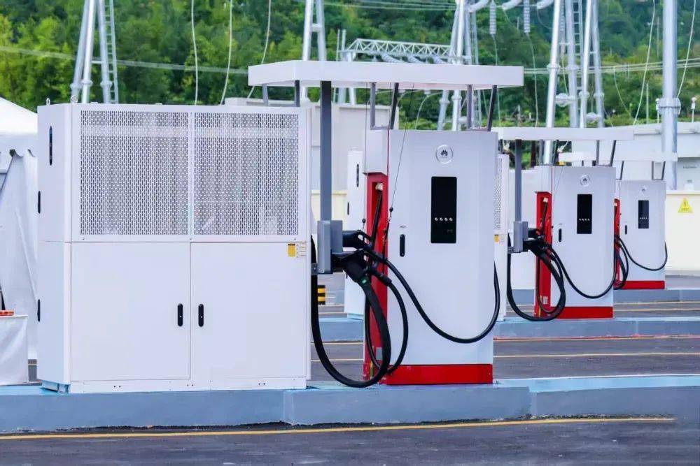 华为兆瓦超充打造全球首个百兆瓦级重卡超充站,重卡进入全面电动化