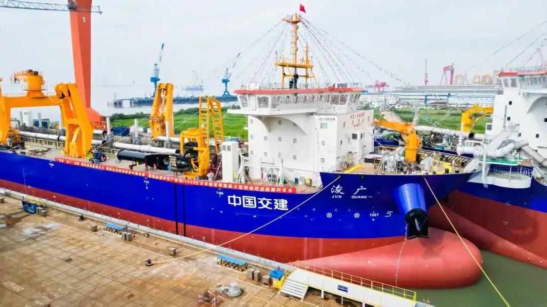 【科技博览】两艘国产亚洲最大超大型耙吸挖泥船成功下水