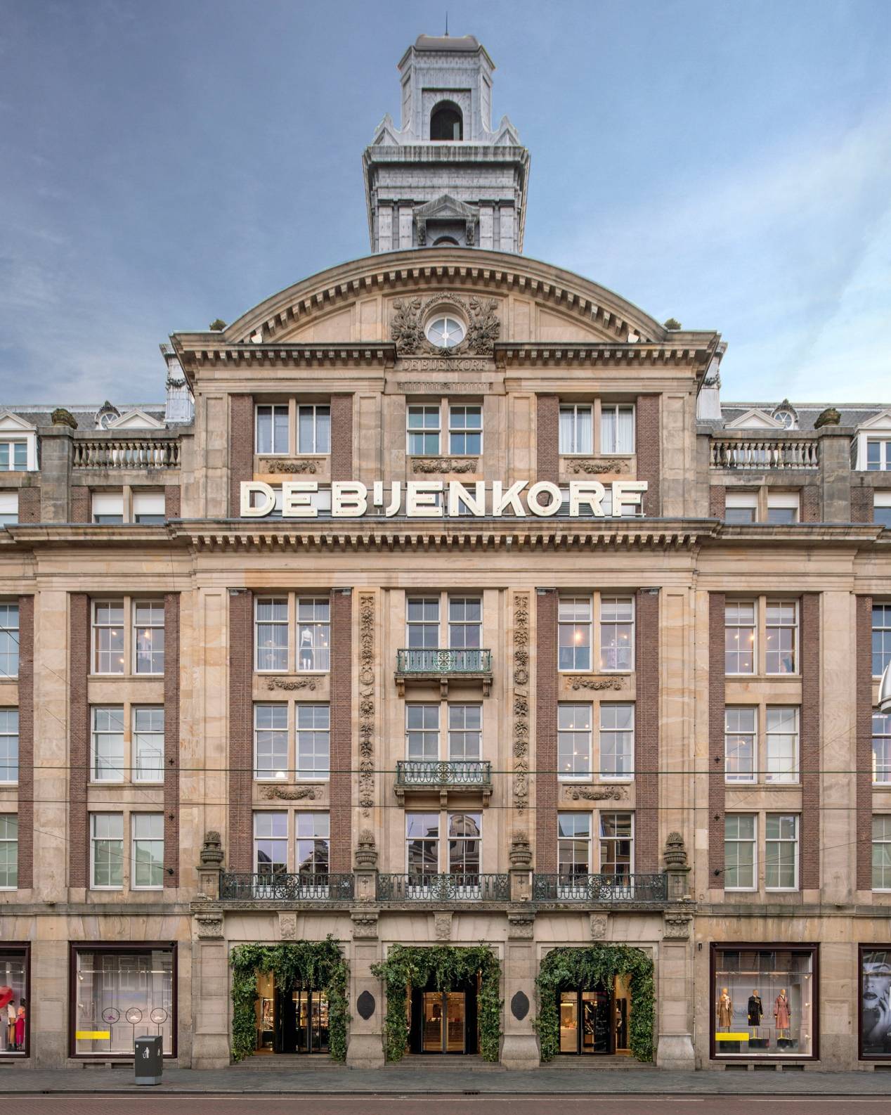 尚泰集团任命第四代Chirathivat家族成员Sean Hill出任荷兰de Bijenkorf百货商店首席执行官,引领零售转型新时代