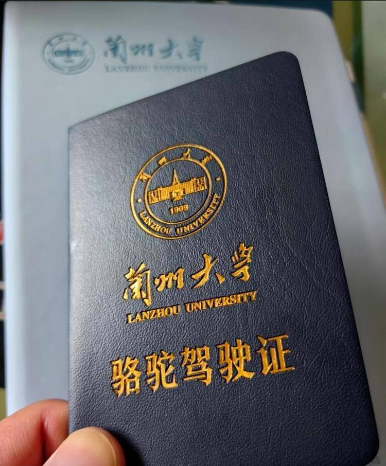 一人一驼,骆驼尾气排放超标要扣分?兰大回应学生持证骑骆驼上学:骆驼驾驶证为学校文创,非官方证件