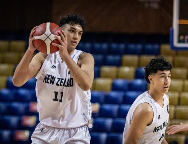 U16男篮亚洲杯:苏拉绝杀新西兰拒日本18分逆转 1.63米越圭司24+3