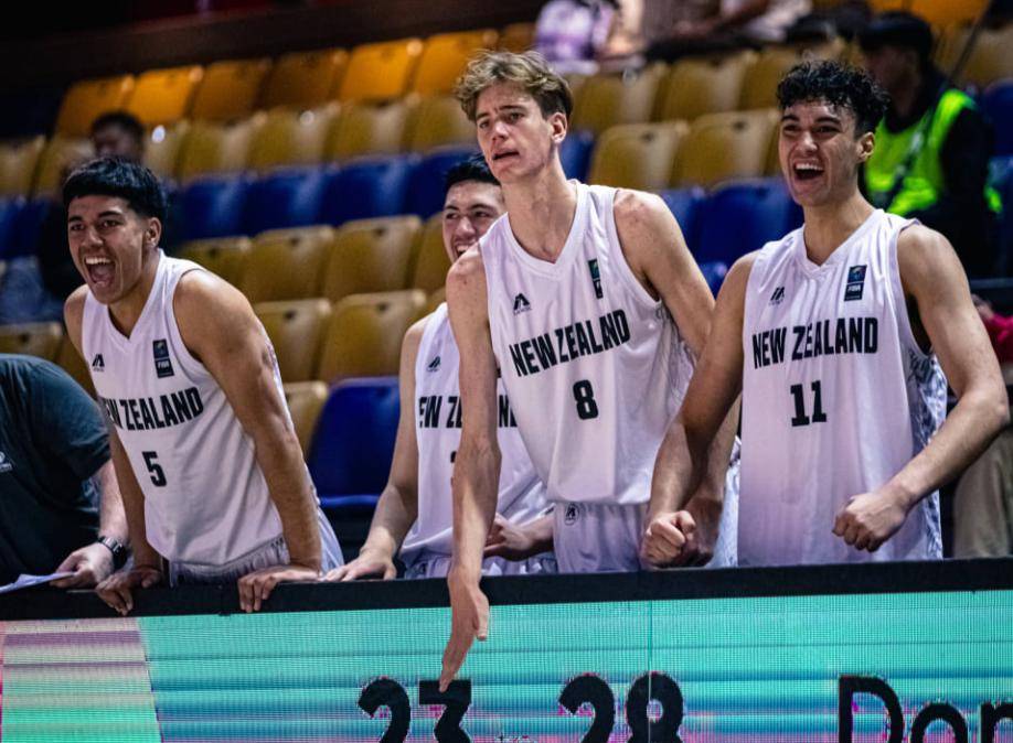 U16男篮亚洲杯：苏拉绝杀新西兰拒日本18分逆转1.63米越圭司24+3