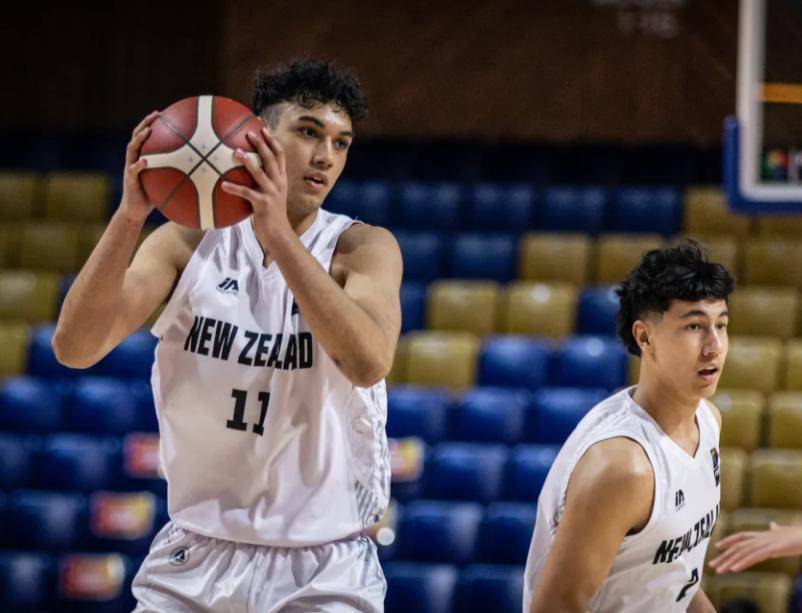 U16男篮亚洲杯：苏拉绝杀新西兰拒日本18分逆转1.63米越圭司24+3