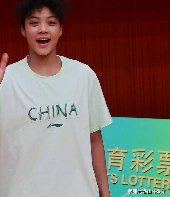 14岁太猛！李安妮深蹲160KG+1.83米，成U16核心