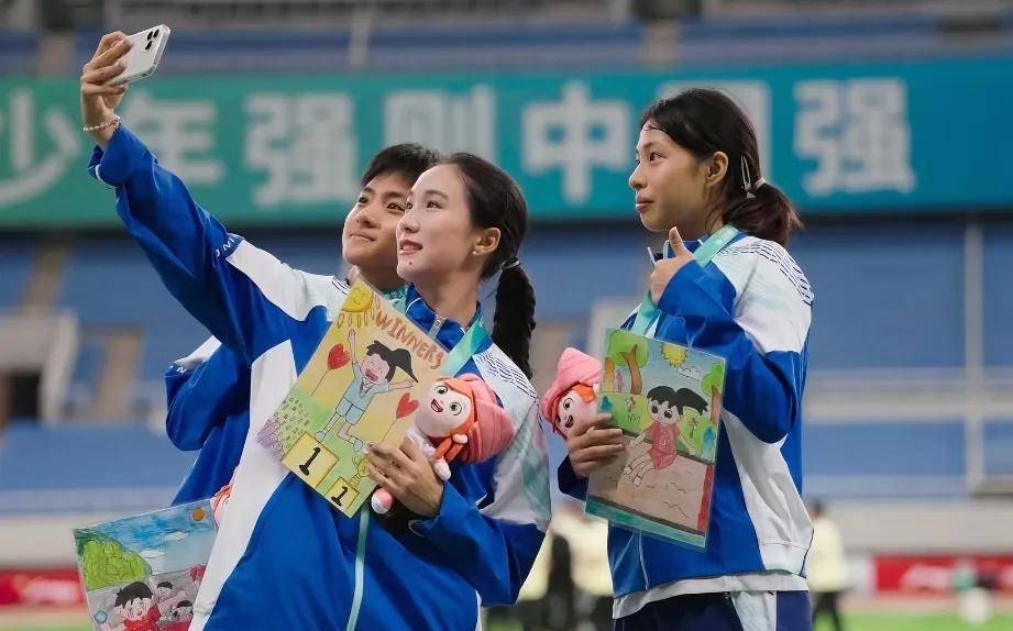 吴淮楚掷78.08米,刷新U18今年全球最佳,成严子怡师弟