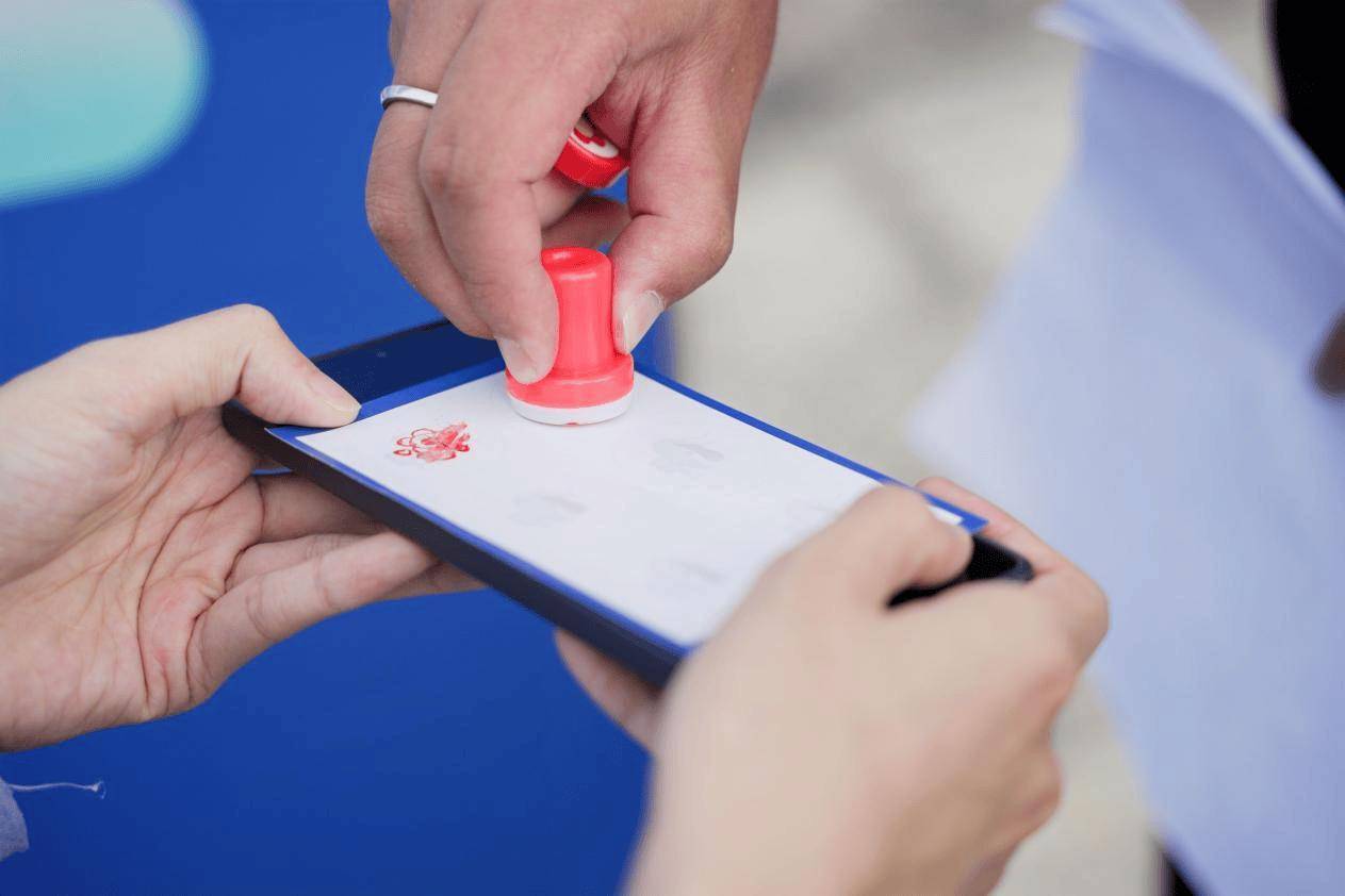 茶咖香里话网安 “云岭网安大篷车”场景化宣讲激活芒市烟火气