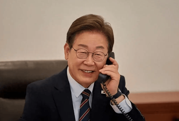 要么出手对付中国,要么放弃领土,李在明登机返回韩国,临走前送中方15个字!