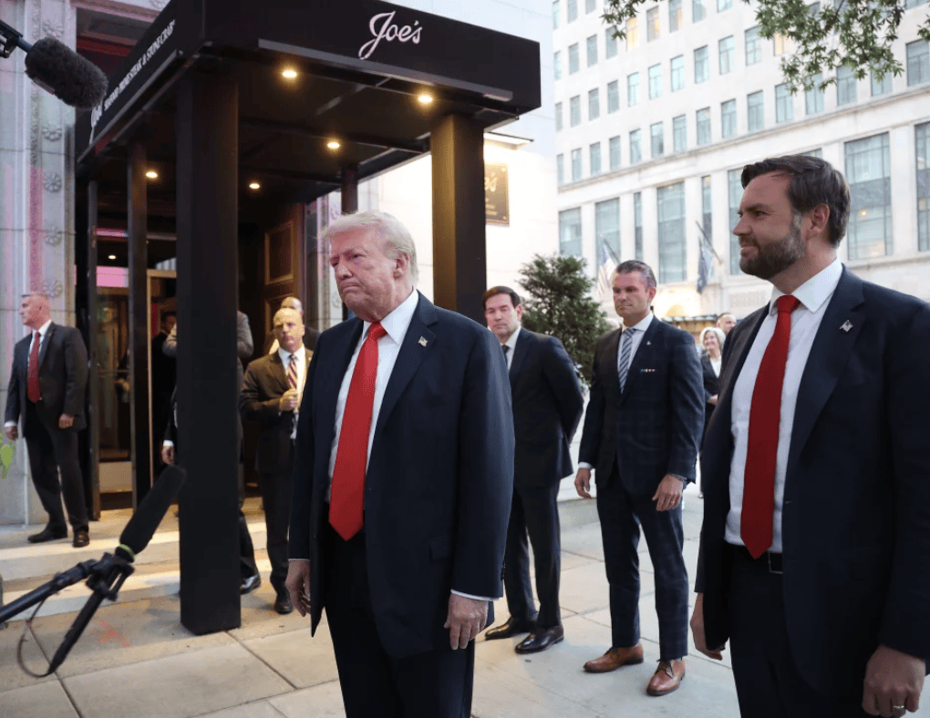 任内首次!特朗普在华盛顿外出就餐以示治安转好,部分不满者给餐厅一星差评