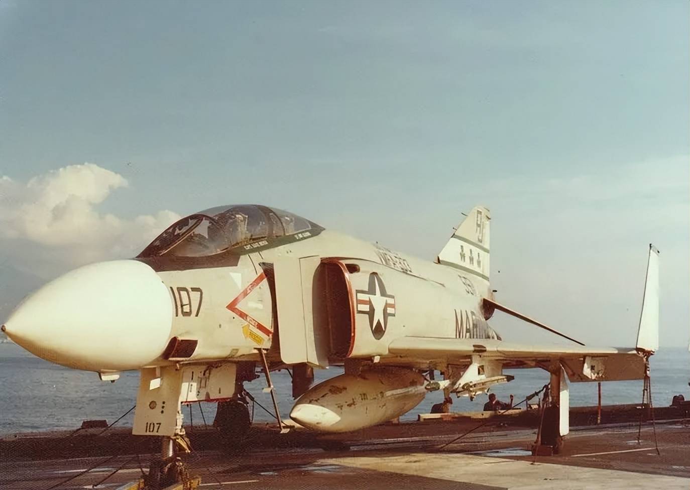 央视曝光！歼-35A改用内置登机梯，和F-35的一模一样？