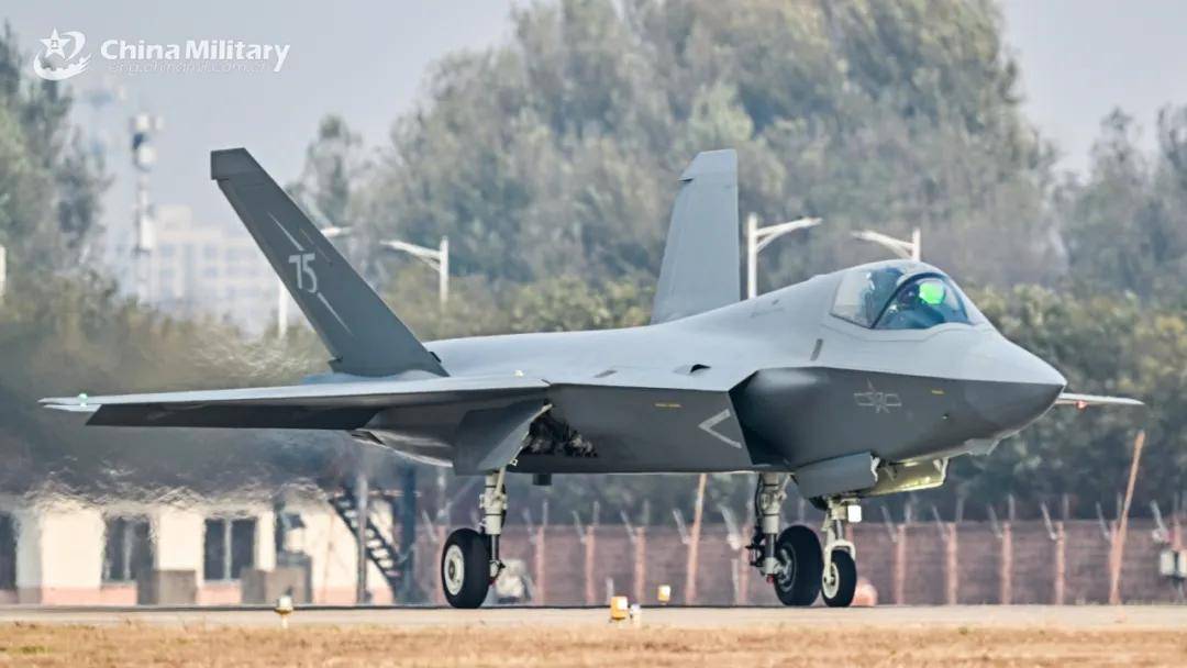 央视曝光！歼-35A改用内置登机梯，和F-35的一模一样？