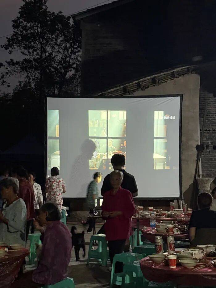 22岁绝症女孩宴请全村看坝坝电影,哽咽嘱托:“我走后,请替我关照父母”