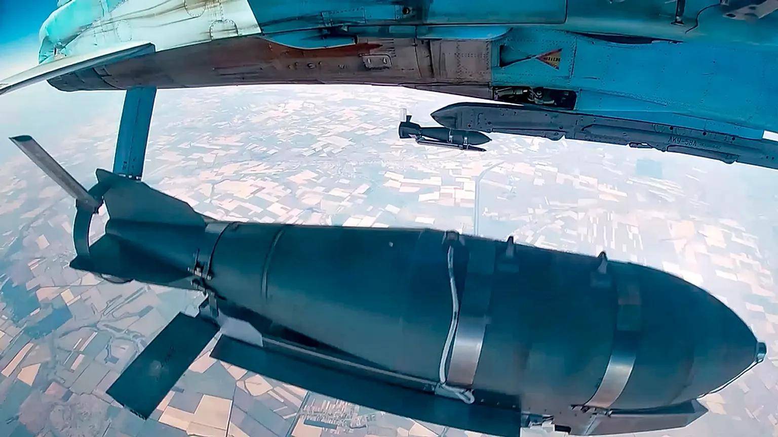 俄军终于开炸铁路枢纽,炸嗨了,多轮炸弹雨砸下,乌克兰扛不住了