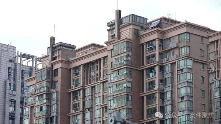 二手房中介雇人看房压价,狂砍60万搞崩房东心态,中介老板月入超50万