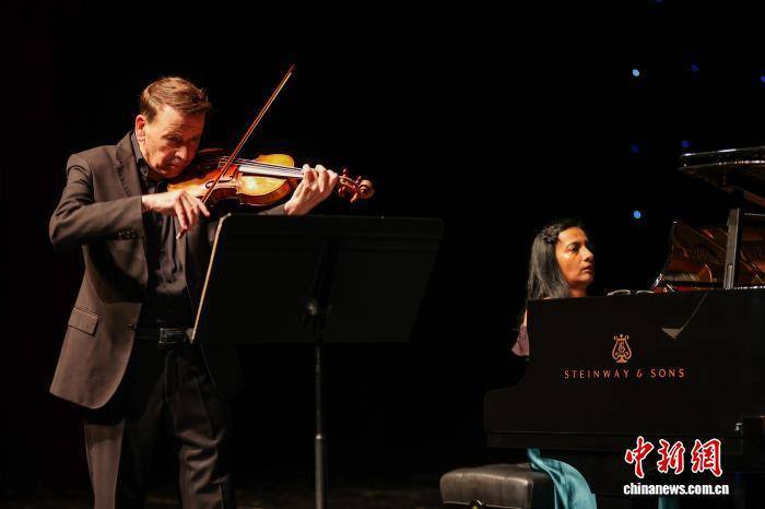 青海西宁：BBC“英伦之声”二重奏音乐会上演