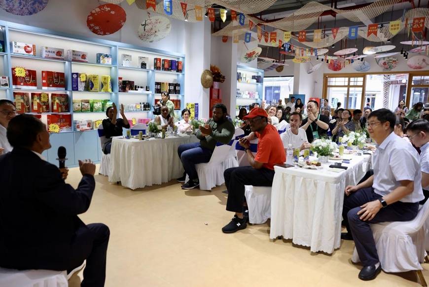 临沧坚果:产业富农生动案例吸引外媒关注