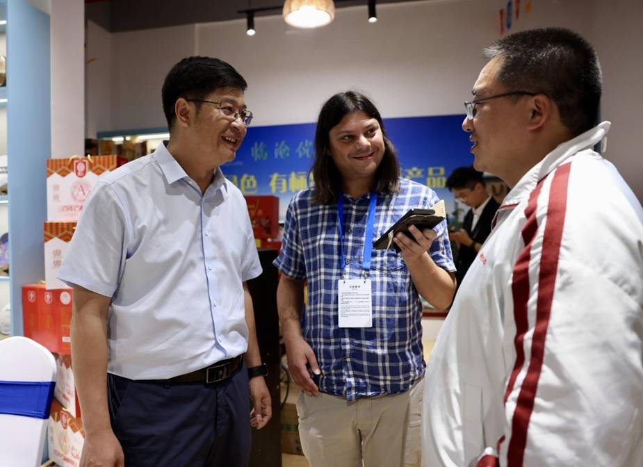 临沧坚果:产业富农生动案例吸引外媒关注